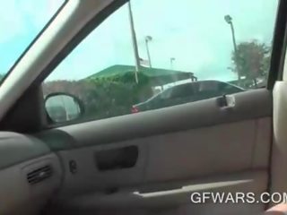 Oskyldig blondin slag massiv peter i en bil