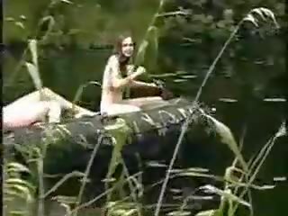 Trys marvellous merginos nuogas merginos į as džiunglės apie valtis už varpa hunt