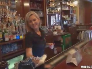 Bartender suger kuk bakom counter